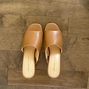 NWT Adrienne Vittadini tan heeled slides